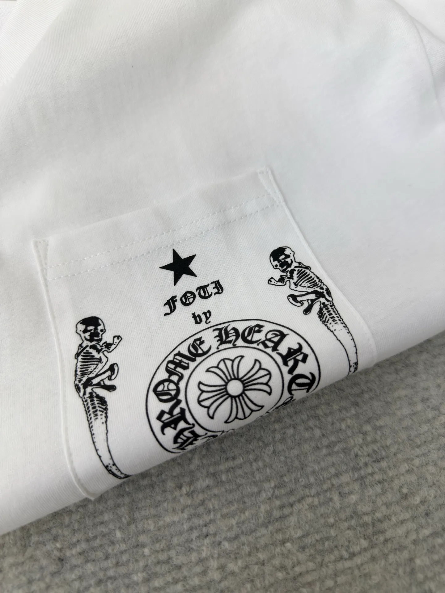 P240 Chrome Hearts/foti Lizard Man Family Portrait Short Sleeves Authentic Open Edition - Physical Counter - Top Luxury Quality 🆚 Instant sale of all editions on the market. The fabric is made of 26 weave 200g cotton. The printing is made of hand glue printing. Customized accessories. Size S M L